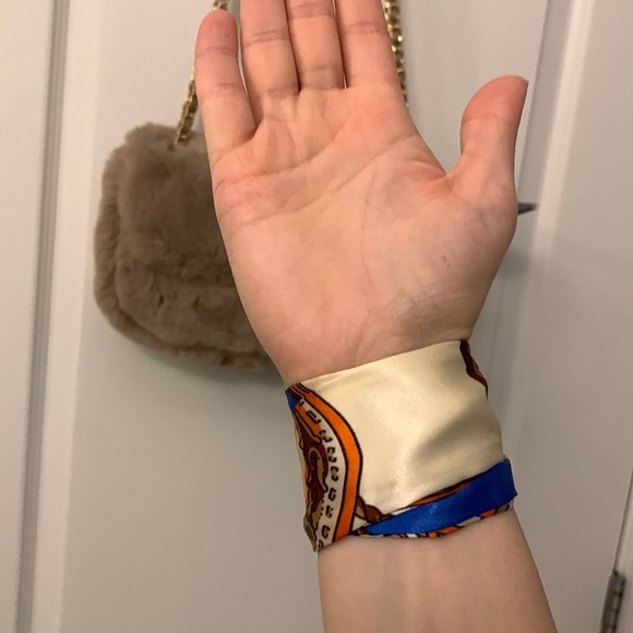 Patterned Twilly - Picture 12 of 17